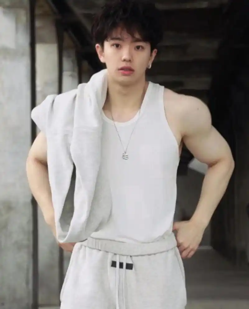 20岁白皮腹肌奶狗弟弟,鲜嫩少年也太可了!