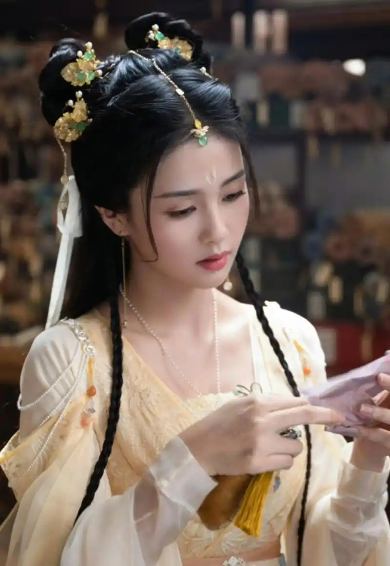 白鹿的古装造型美翻了,一颦一笑撩人心弦 #白鹿好美