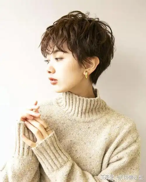 减龄的短发,当属"时髦色 纹理烫"最流行,显脸小又显气质|发型|卷发
