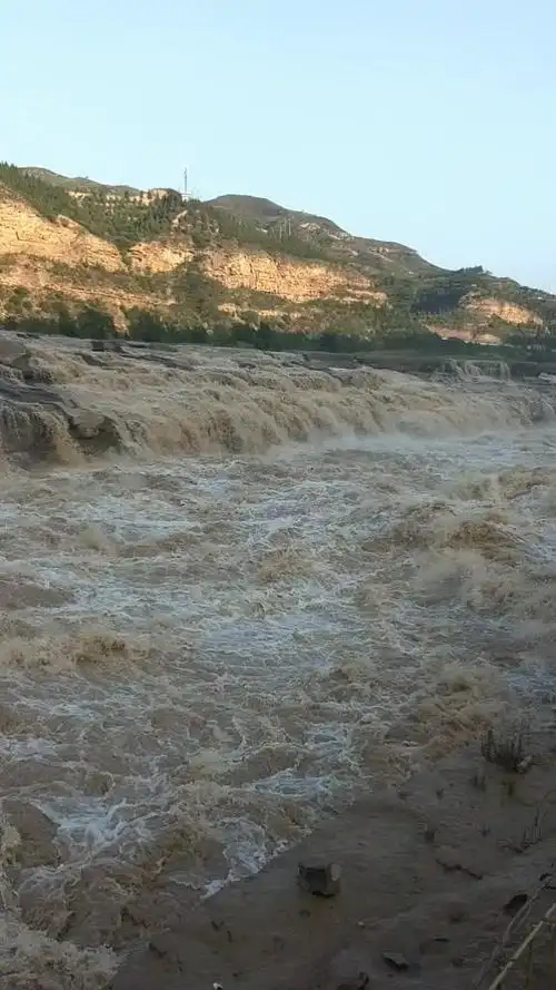 第四套人民币50元背面背景图拍摄地陕西宜川黄河壶口瀑布.