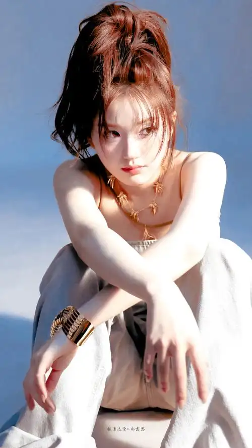 赵露思凌乱红发