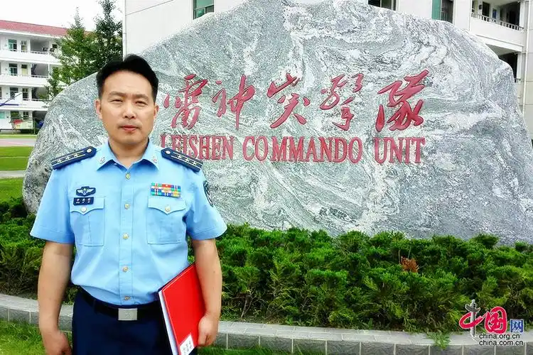 2015年7月9日,空军新闻发言人申进科上校在空降兵"雷神"突击队.