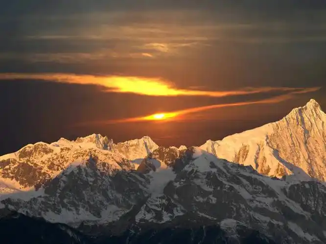 这个地方以其壮丽的自然景观,独特的民族文化和宜人的气候而闻名于世.
