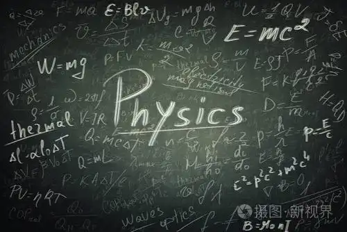 黑板背景粉笔写物理公式和方程式.