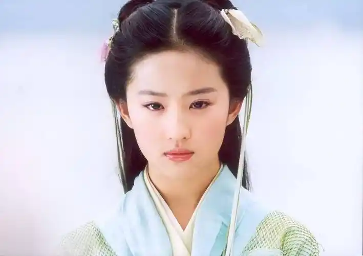 相信不少人对于白秀珠这个角色都印象深刻,拍摄这部剧时,刘亦菲仅14岁