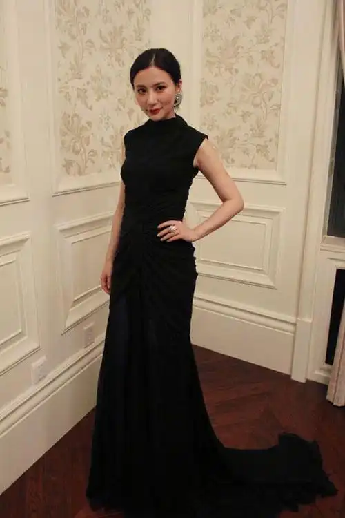 熊乃瑾亮相华谊之夜 复古长裙尽显袅娜风姿