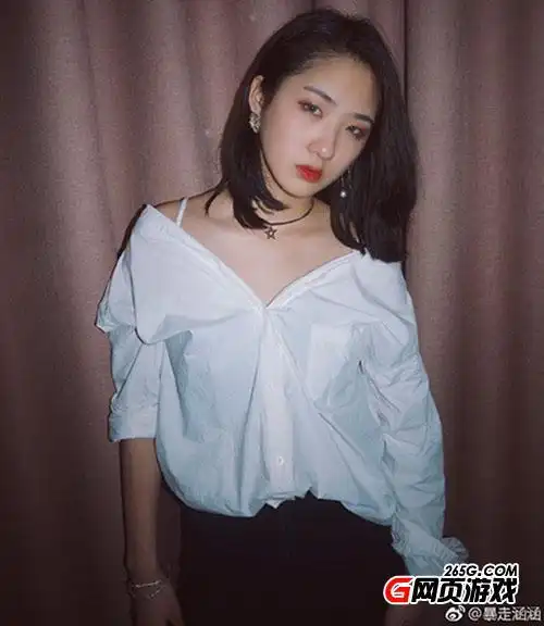 最近,全民直播的国服第一女盲僧涵涵就因为撞脸周冬雨而被称为"电竞