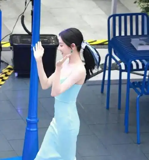 这一夜,蜂腰翘臀的迪丽热巴,"丢光了"自己的体面|迪丽热巴|臀部|蜂腰