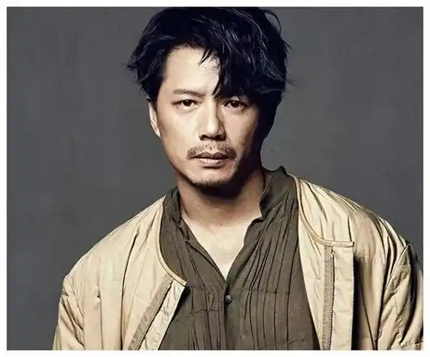 五位硬汉演员,性感张力不减,却涂脂抹粉,尴尬尽显._形象_观众们_角色