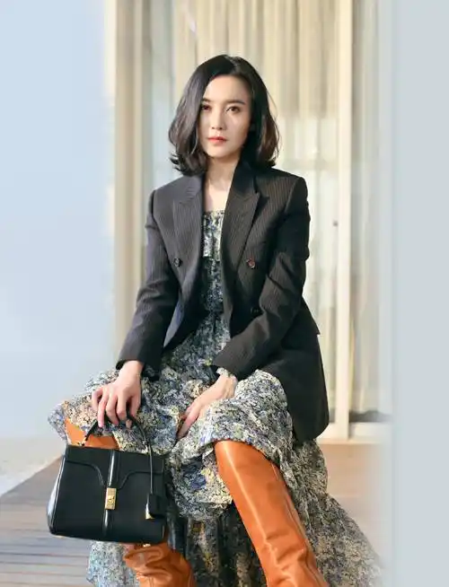 原创40岁依然是绽放的繁花!宋佳早秋穿搭,碎花长裙优雅又时尚