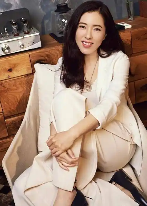 安徽主播韩露:曾主持男生女生向前冲,撞脸曾黎,42岁感情未知_节目