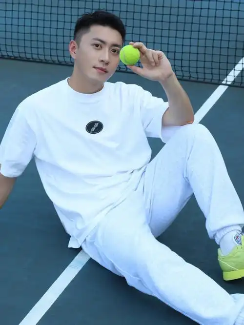 做网球场上最靓的运动男孩