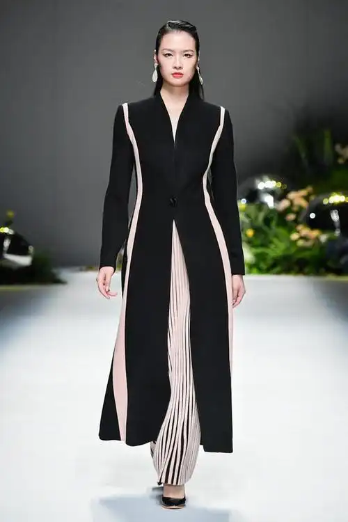 现代服饰消费,人们需要的不止于御寒蔽体的衣物,而是与时尚审美并驾齐