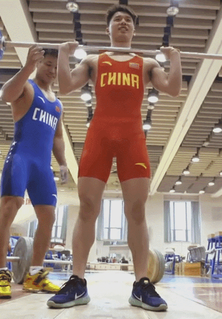 健身房穿连体紧身衣训练,能挑战陈艾森吗?