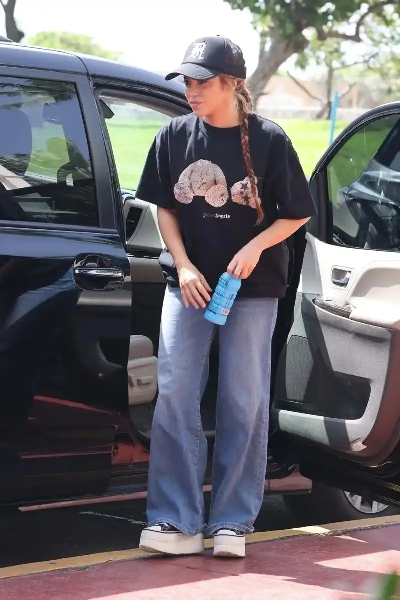 狼姐夏奇拉现身迈阿密海滩的范思哲之家.#欧美 #街拍 #时尚 - 抖音