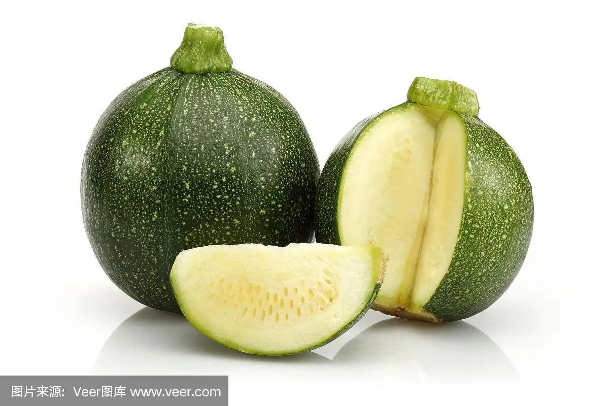 绿色圆形西葫芦,切片孤立在白色上