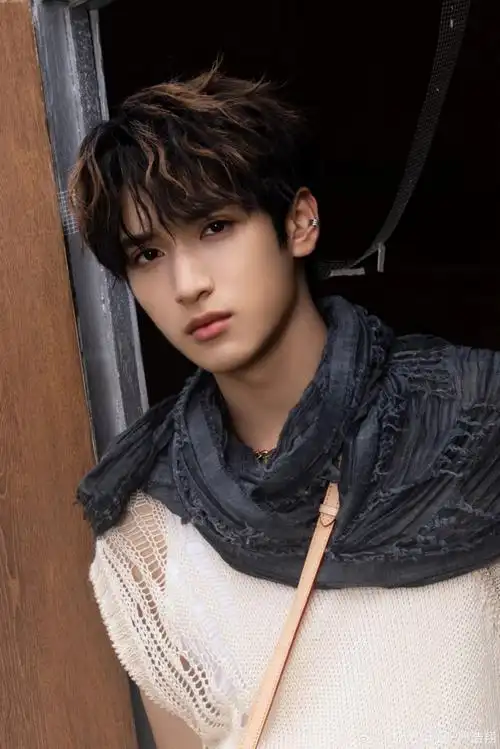 严浩翔的耳骨夹