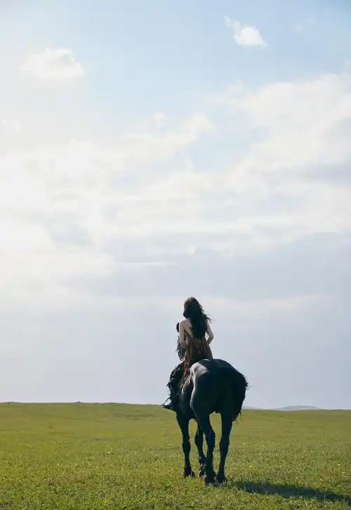 于文文草原骑马照