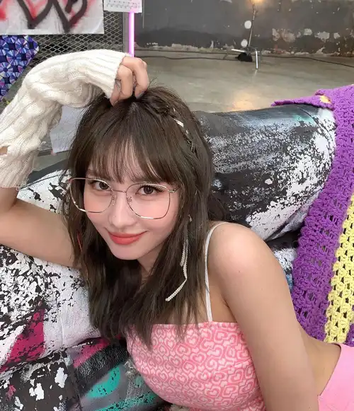 twice momo晒出私照,身穿围巾吊带,秀出坚实腹肌丰满身材_平井_粉色