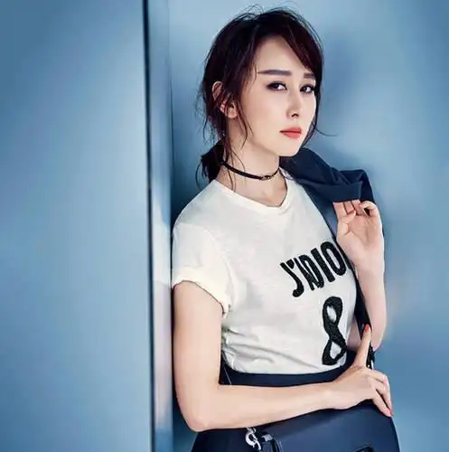 胡静时尚大片来袭 冷艳气场穿搭撩人心魄