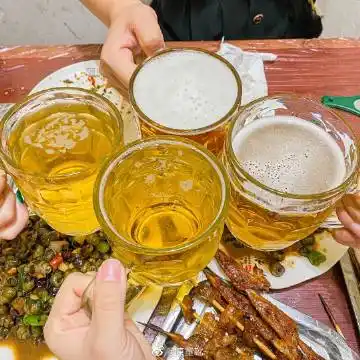 上次还超尴尬 四个老师一起吃夜宵喝酒来着 喝着喝着碰着个我们班学生