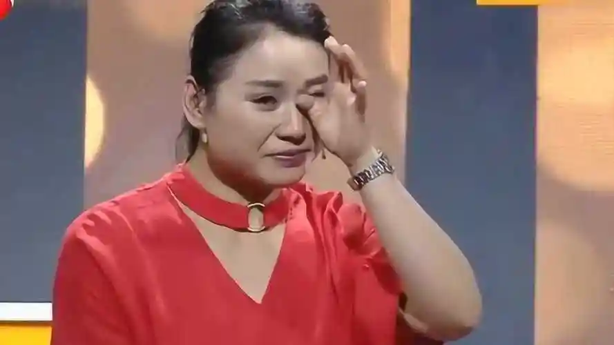 谢谢你来了:美女跟老公打架,手被划断两根筋,母亲台上哭成泪人