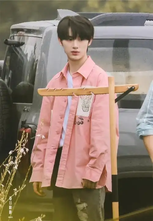 丁程鑫晒粉色毛衣随拍