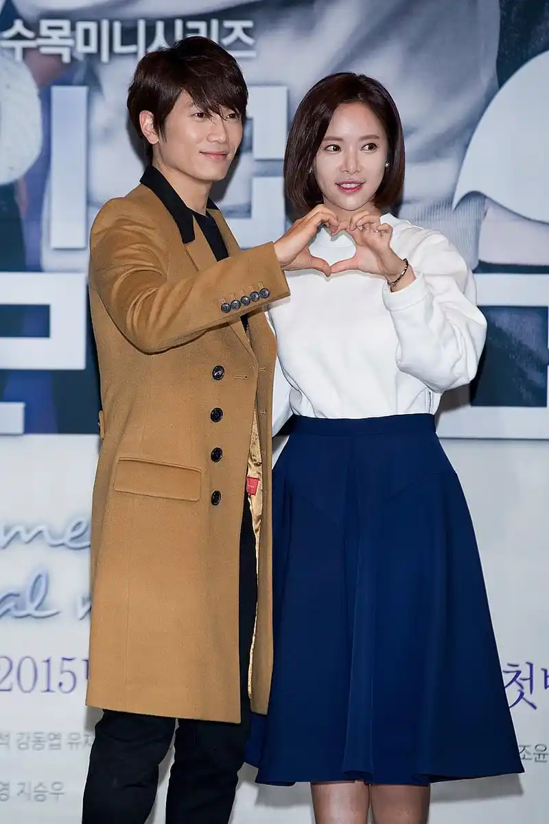 据韩媒报道,李俊昊和林允儿在拍摄新剧《king the land》之前就已经