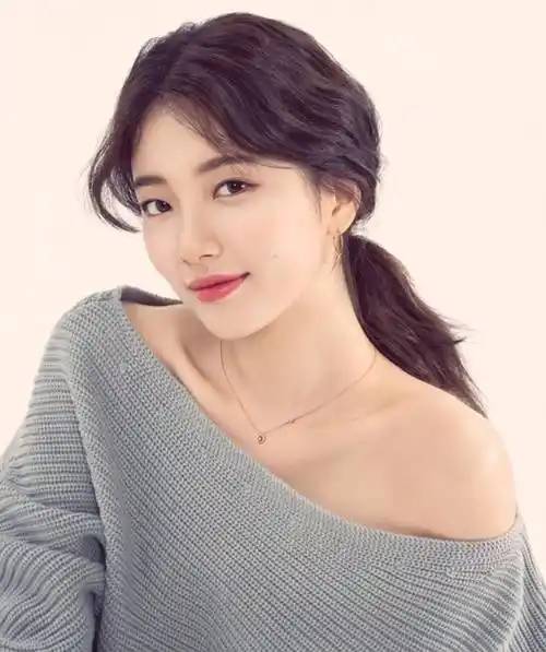 整体长相不惊艳,不凌厉,靠的就是出圈的大气清新感