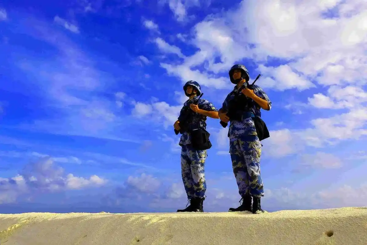 军人站岗,两个人为何只配一把枪?20多年前的"教训"太惨痛