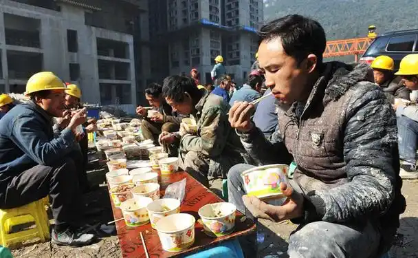 15块钱40个菜,物美价廉量大:全网打卡的工地盒饭,正在悄悄变味