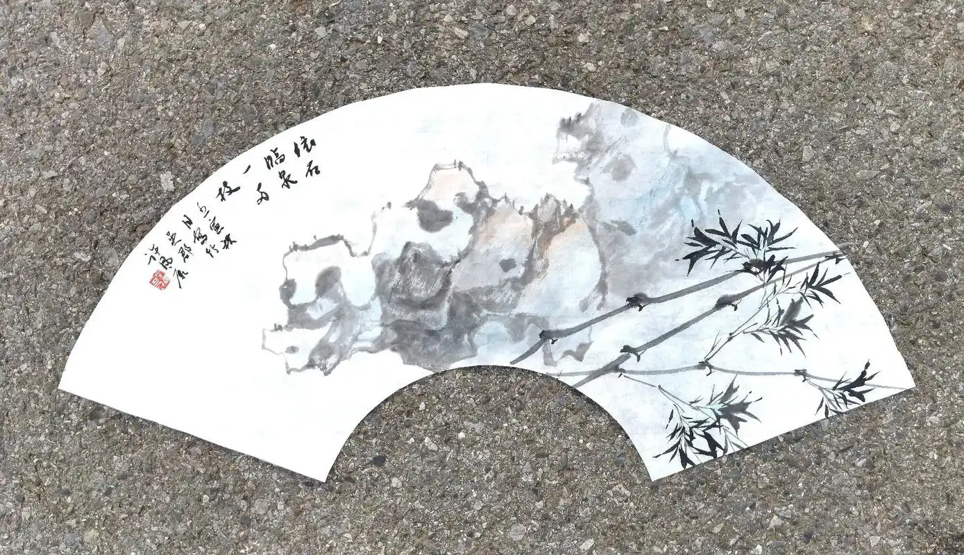 低垂新绿影离离,倚石临泉一两枝.#竹石扇面## 中国画 - 抖音