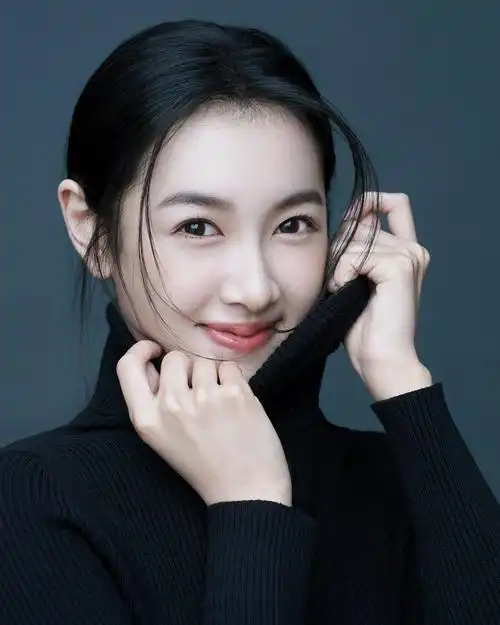 1999年10月10日出生,中国内地女演员,毕业于 /span> span class="ref"