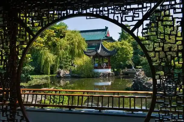 在这里,你可以欣赏到古典园林的精致之美,感受到水乡古镇的宁静与和谐