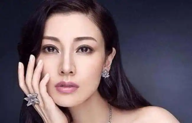 李嘉欣再度成为关注焦点,活动中照片曝光,她的身材被嘲讽_香港地区