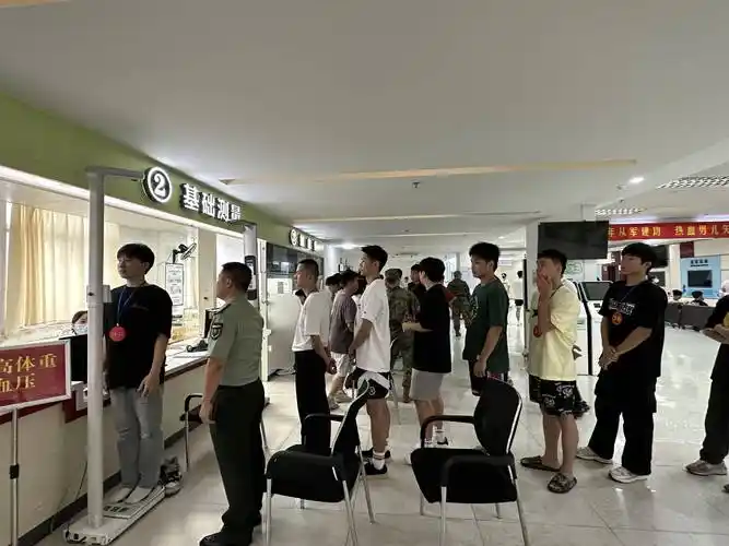 体检现场,应征青年依次接受包括身高,体重,视力,血压,心电图,血常规