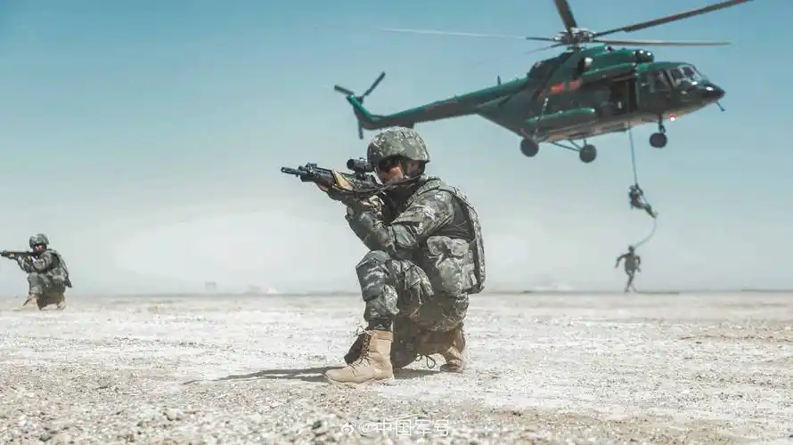 武警特战队员直升机索降场面帅爆了_训练_武警新疆总队_于路