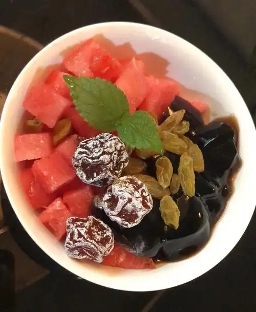 夏季清凉解暑西瓜仙草冰沙甜品