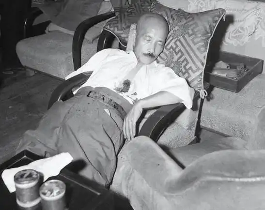 侵华战犯东条英机绞刑现场:活活挣扎12分钟,死前被吓哭丑态百出