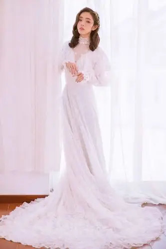 白皙性感美女蕾丝白裙写真唯美高清图片