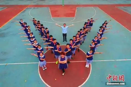 航拍小学生创意毕业照 定格快乐童年