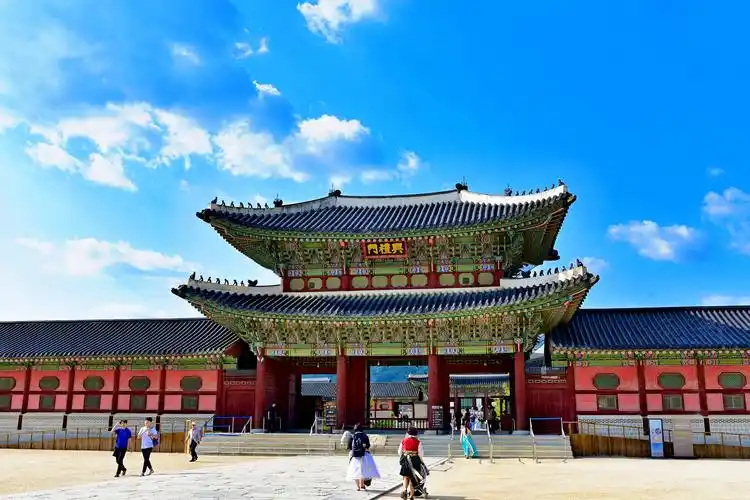 如今整个首尔市乃至韩国标志性的建筑,相当于我们国家的"故宫博物院".