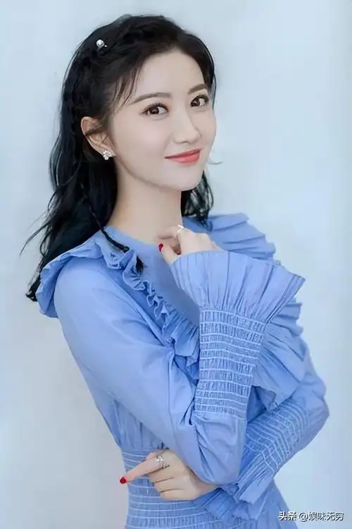 对此,向来缄默的景甜始终未予置评,仿佛只要不说,就能躲过所有的猜忌.