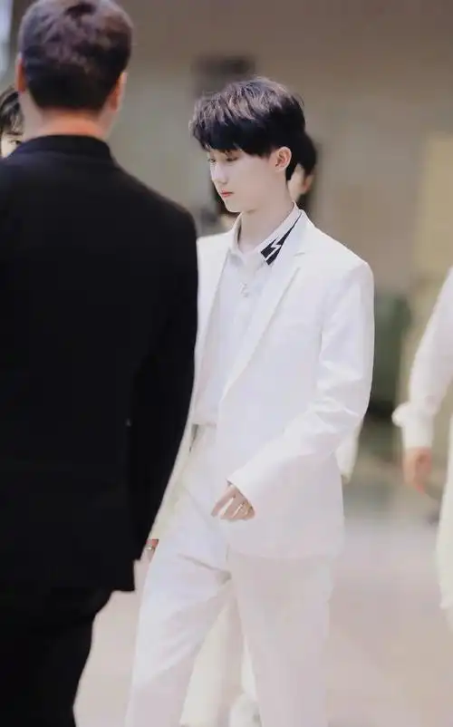 衬衫领带造型##马嘉祺晒特工风随拍#马嘉祺晒特工风随拍,白衬衫扯领带