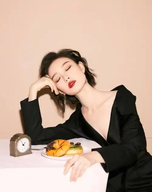 在这部作品中倪妮饰演的是刘德华剧中角色的前女友"庞玲"这个角色