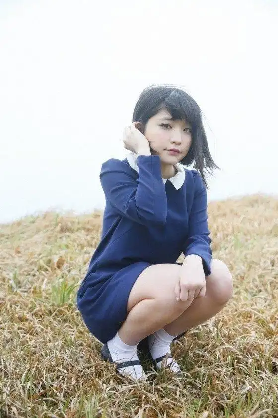 根本凪小小年纪身材就这么好 17岁高中少女偶像晒写真