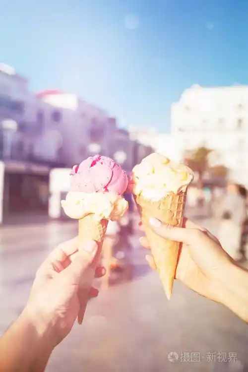 女人手拿着华夫饼筒里的冰淇淋