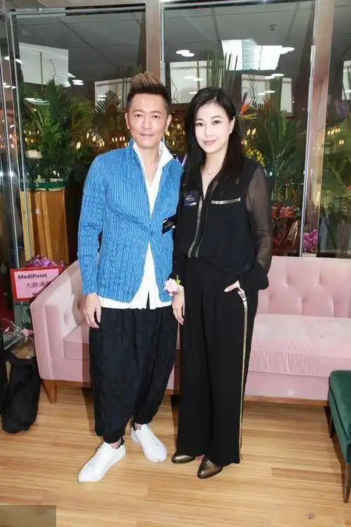 草蜢成员苏志威妻子刘小慧 50岁了你真是会保养