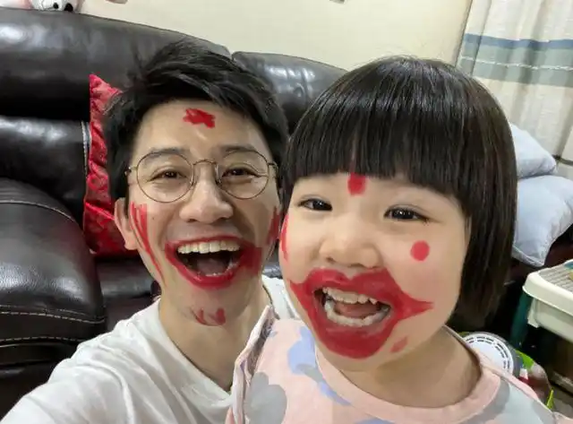 吴敏霞晒近照老公和女儿用口红涂脸搞怪跳水女皇女儿手艺棒