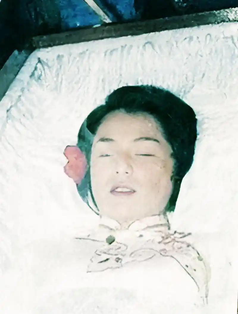 1985年,翁美玲遗体躺在棺材里的照片在香港翁美玲葬礼现场引起轰动.